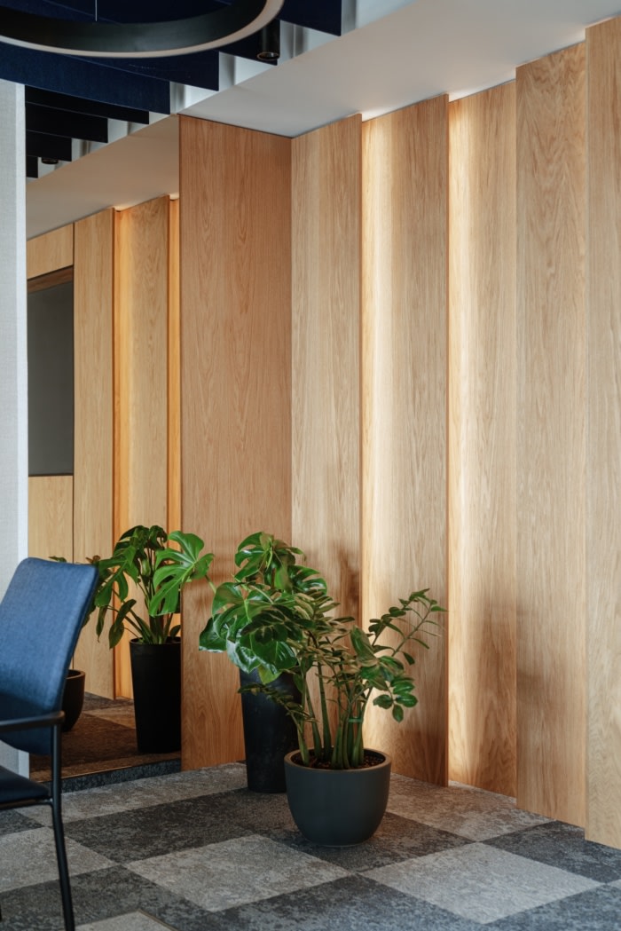 弧形线条美学:柔化空间视觉办公楼装修