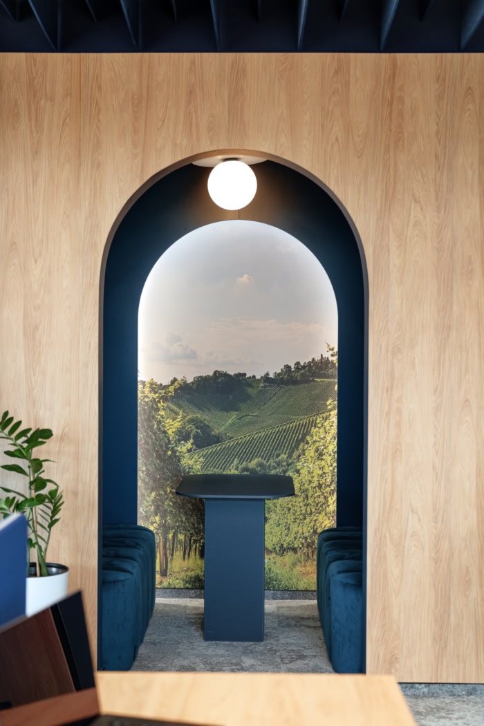 弧形线条美学:柔化空间视觉办公楼装修