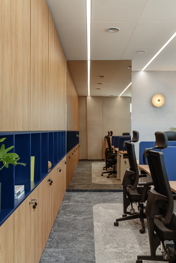 弧形线条美学:柔化空间视觉办公楼装修