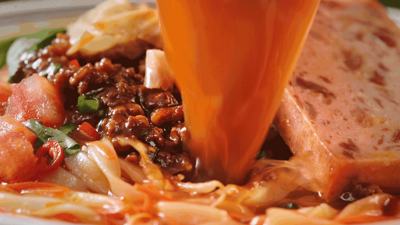 康师傅视频 X 众目摄影 | 灵魂酸辣肥汁米线视频（图ZMzk1NTkxNjM2） - 美食摄影 - 站酷设计师众目视觉策划原创素材 - 站酷ZCOOL