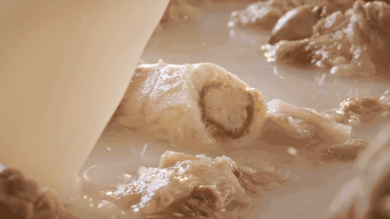 康师傅视频 X 众目摄影 | 灵魂酸辣肥汁米线视频（图ZMzk1NTkxNjA4） - 美食摄影 - 站酷设计师众目视觉策划原创素材 - 站酷ZCOOL