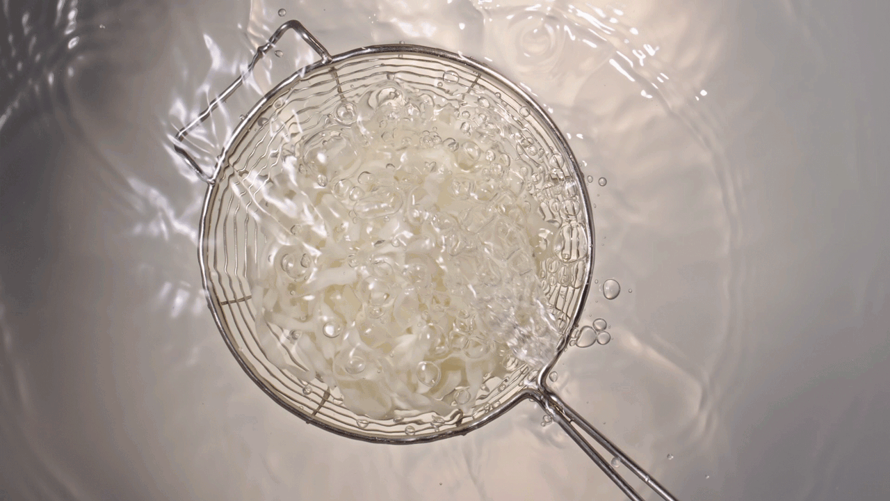 康师傅视频 X 众目摄影 | 灵魂酸辣肥汁米线视频（图ZMzk1NTkxNjI0） - 美食摄影 - 站酷设计师众目视觉策划原创素材 - 站酷ZCOOL