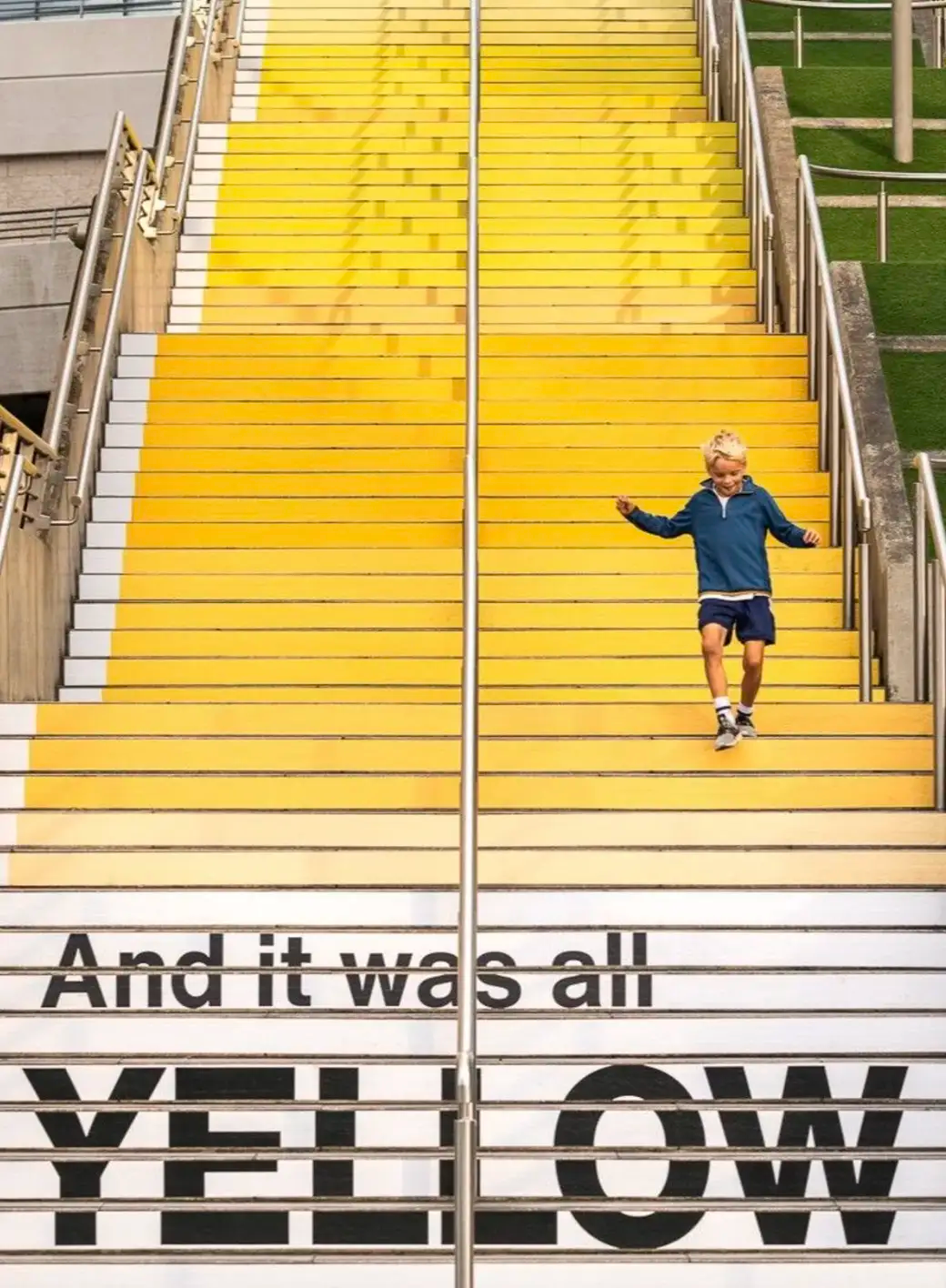 苹果秋季新品发布会邀请函公布/Pantone为Coldplay代表作打造艺术装置