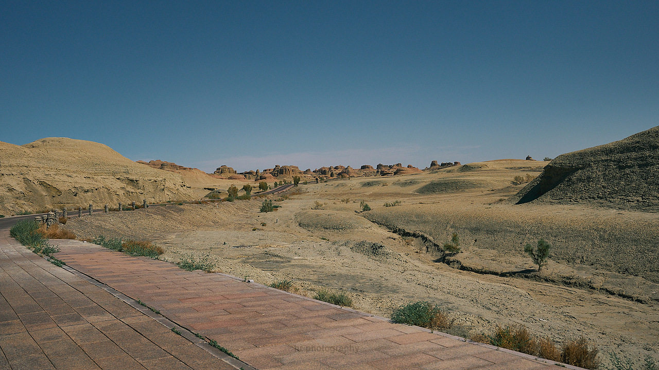 长长的公路通丹霞地貌深处