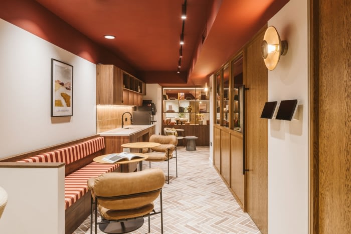 办公楼装修：以亲自然设计与独特饰面，重塑商务空间美学