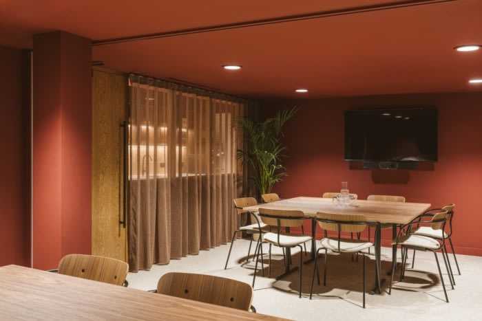 办公楼装修：以亲自然设计与独特饰面，重塑商务空间美学