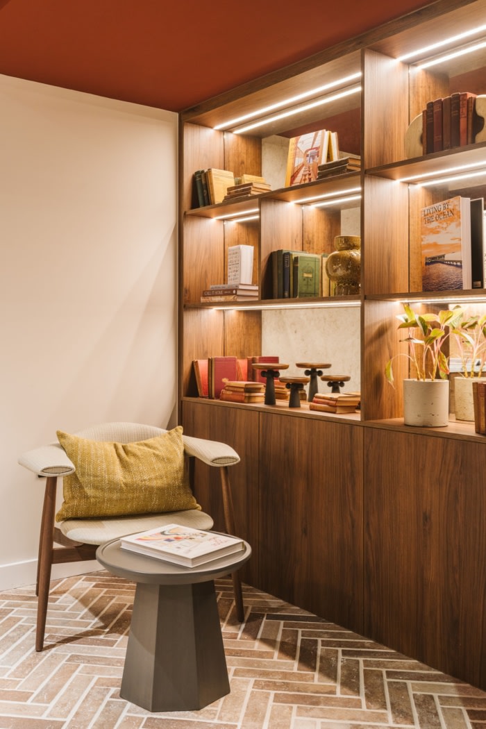 办公楼装修：以亲自然设计与独特饰面，重塑商务空间美学