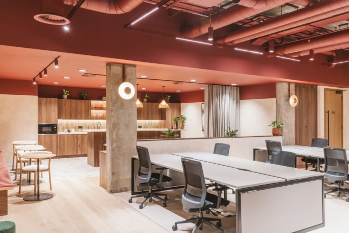 办公楼装修：以亲自然设计与独特饰面，重塑商务空间美学