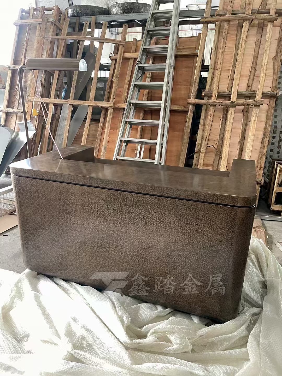 古铜色不锈钢锤纹肌理吧台 古铜做旧不锈钢吧台