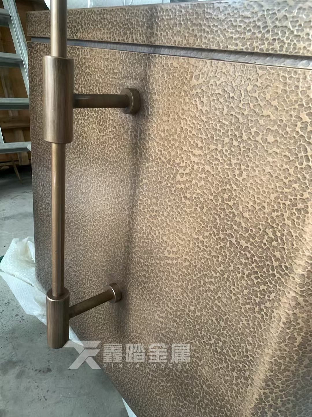 古铜色不锈钢锤纹肌理吧台 古铜做旧不锈钢吧台