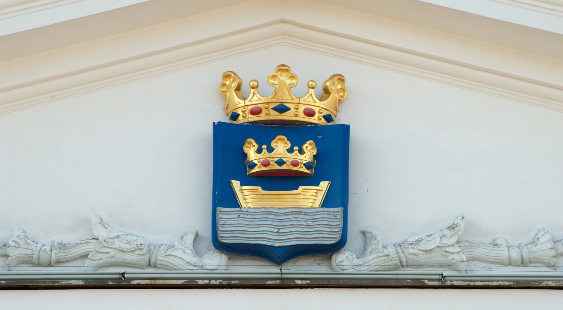 ↑ 赫尔辛基市政厅上的市徽 Helsinki Coat of Arms
