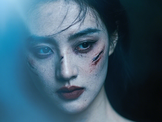 聚焦“伤痕 + 暗调”的视觉实验