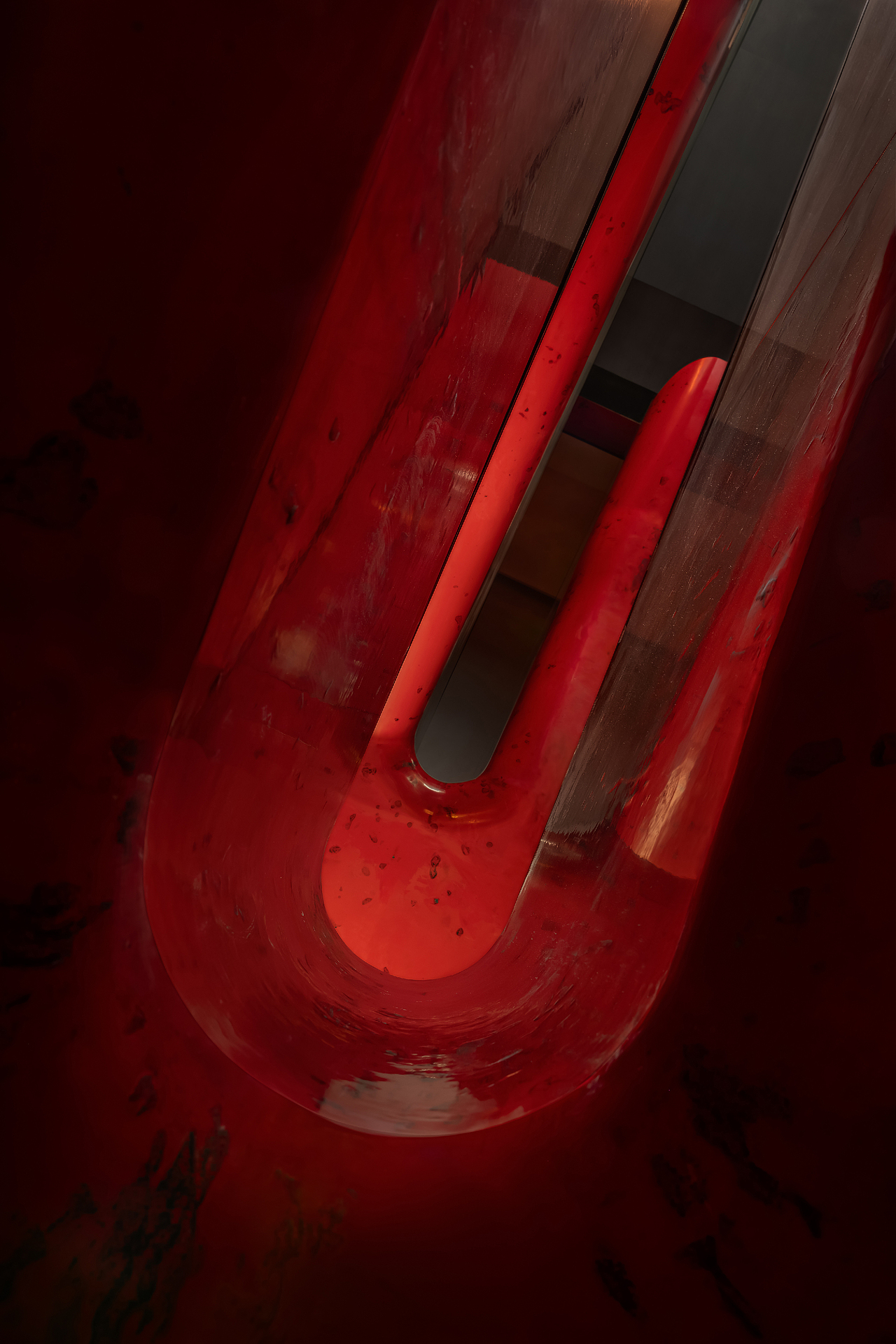 正如《繁花》中以细腻布景还原时代气息,此处亦以青石板、矩形漏窗和汉绣屏风,织就一幕幕可触可感的江城场景。