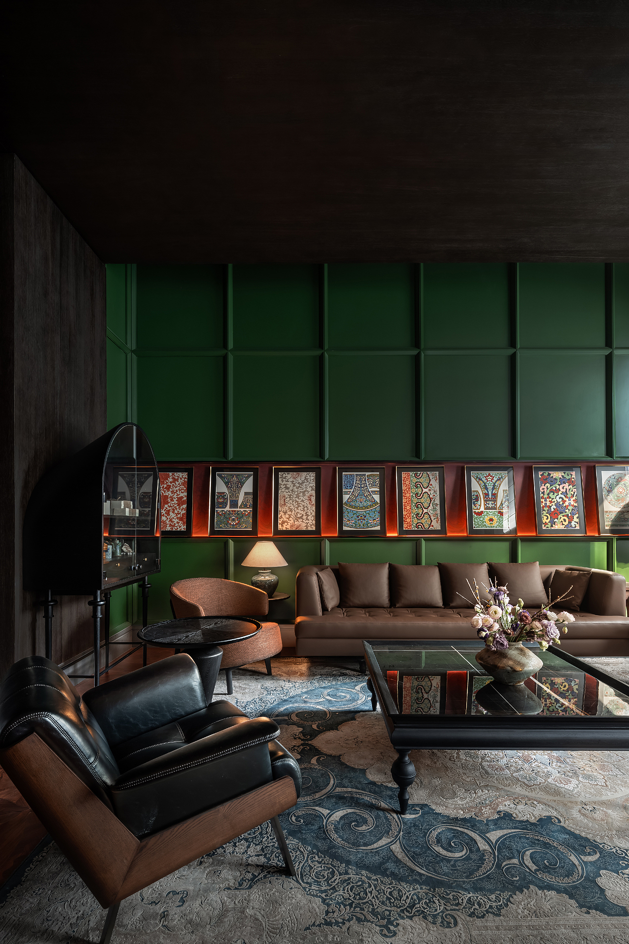 烟熏灰的沉静、中国红的炽烈、仿铜金的暖煦,将吉祥寓意织入空间经纬——并非刻意装饰,而是文化本身的显影。