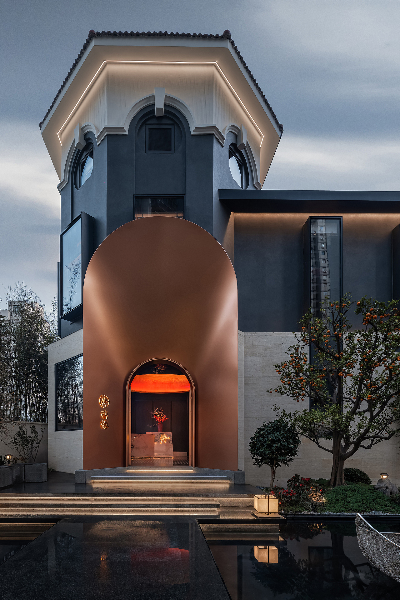 江轮汽笛渐隐,青砖黛瓦与租界老楼轮廓交融。