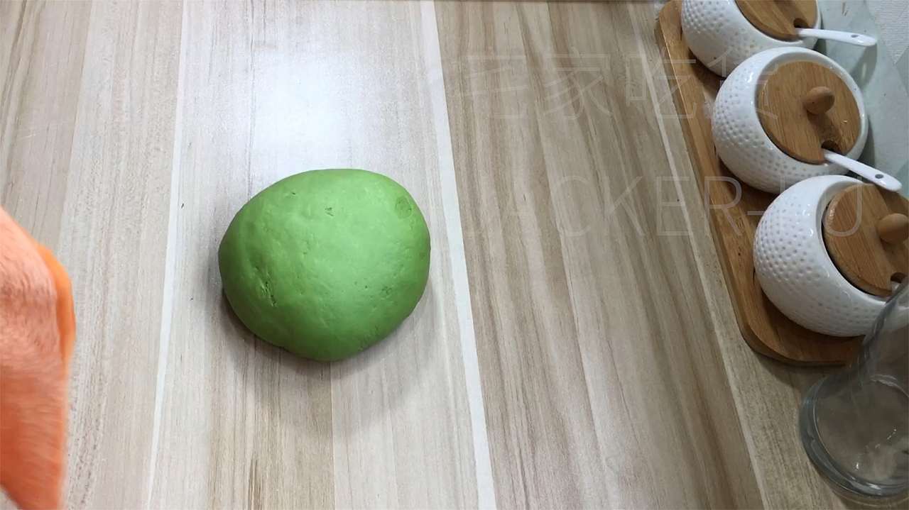 抹茶黑芝麻红枣馒头,抹茶微苦、芝麻醇厚、红枣甘甜