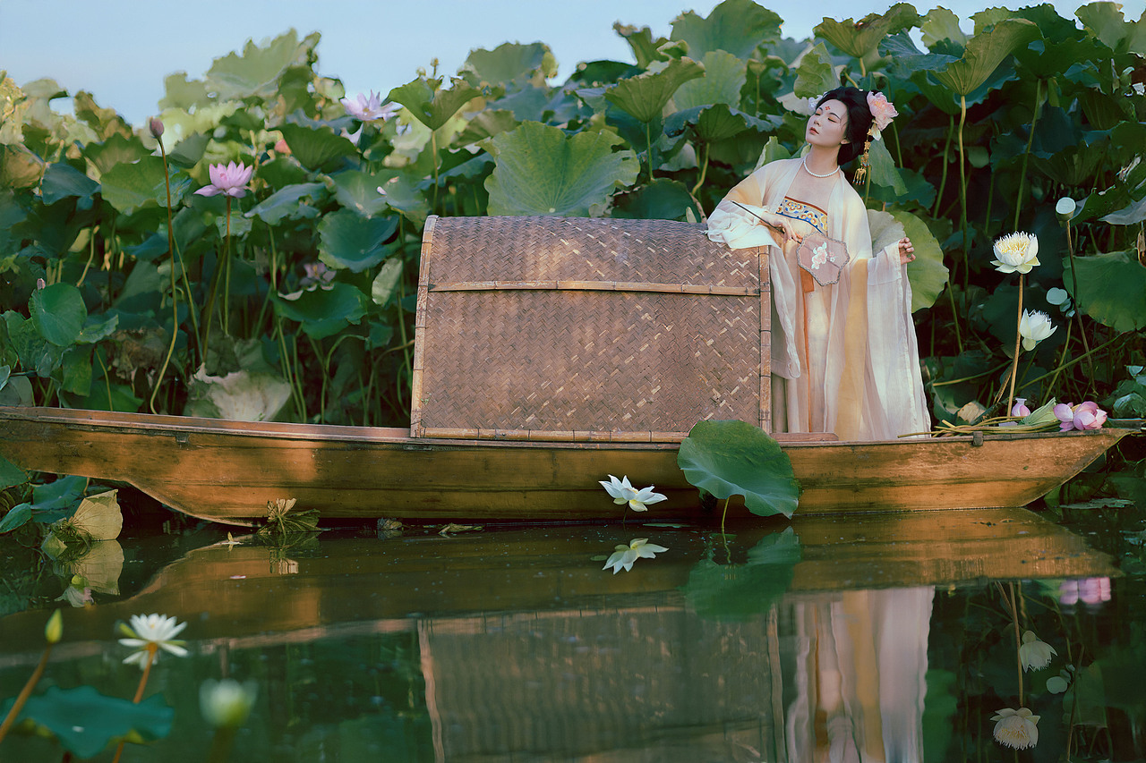 雨歇荷塘（图ZMzk2MjM1MTIw） - 人像摄影 - 站酷设计师若寒Rock原创素材 - 站酷ZCOOL