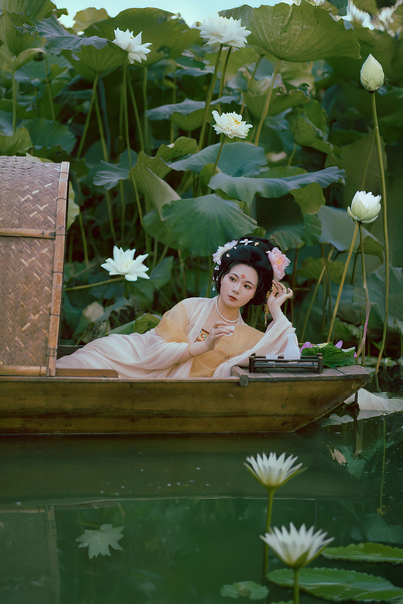 雨歇荷塘（图ZMzk2MjM1MTQ0） - 人像摄影 - 站酷设计师若寒Rock原创素材 - 站酷ZCOOL