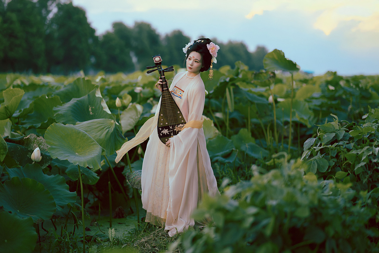 雨歇荷塘（图ZMzk2MjM1MTY0） - 人像摄影 - 站酷设计师若寒Rock原创素材 - 站酷ZCOOL