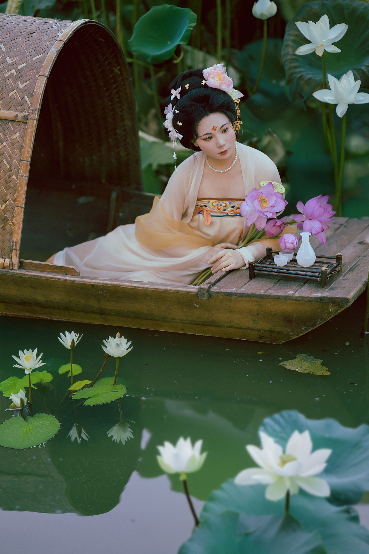 雨歇荷塘（图ZMzk2MjM1MTUy） - 人像摄影 - 站酷设计师若寒Rock原创素材 - 站酷ZCOOL