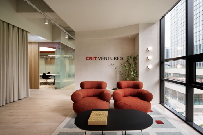 办公楼装修:智能玻璃与弧形设计 平衡隐私与开放的紧凑办公