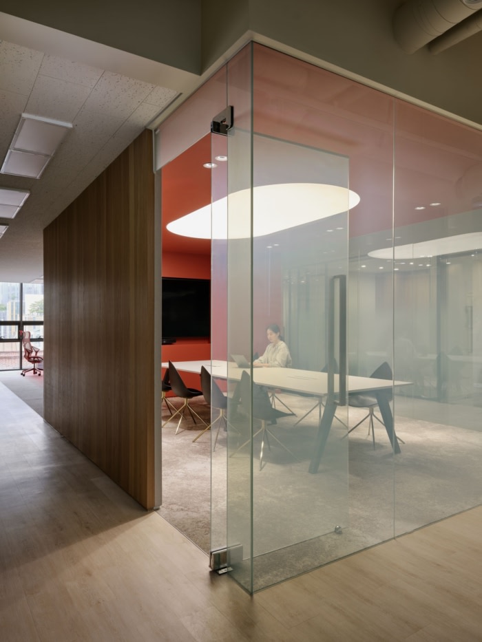 办公楼装修:智能玻璃与弧形设计 平衡隐私与开放的紧凑办公