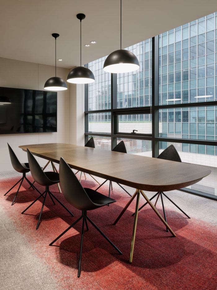 办公楼装修:智能玻璃与弧形设计 平衡隐私与开放的紧凑办公