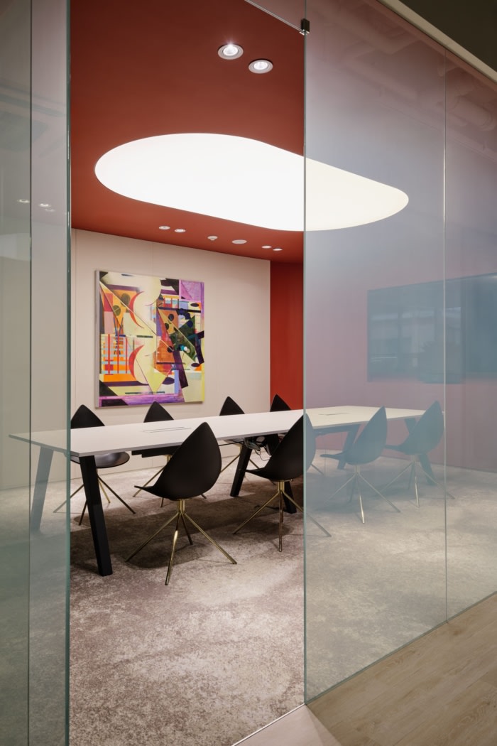 办公楼装修:智能玻璃与弧形设计 平衡隐私与开放的紧凑办公