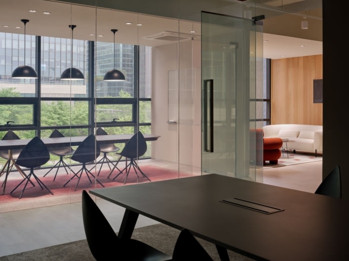 办公楼装修:智能玻璃与弧形设计 平衡隐私与开放的紧凑办公