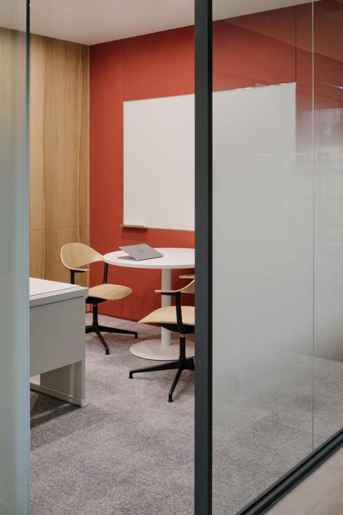 办公楼装修:智能玻璃与弧形设计 平衡隐私与开放的紧凑办公