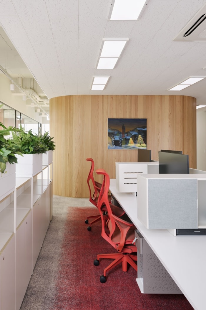 办公楼装修:智能玻璃与弧形设计 平衡隐私与开放的紧凑办公