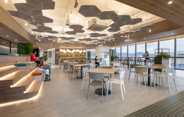 办公楼装修：极简前台与科技体验中心 重塑品牌创新叙事空间