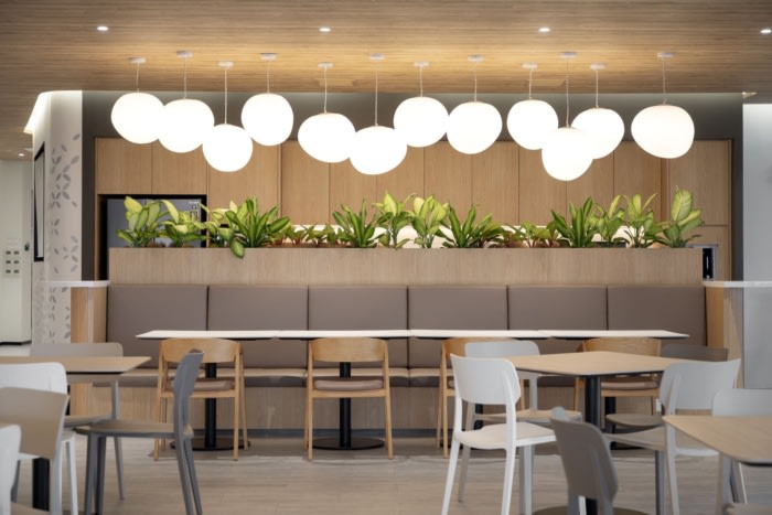 办公楼装修：极简前台与科技体验中心 重塑品牌创新叙事空间