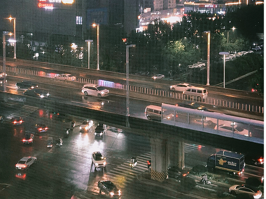 紫灰雨夜｜都市立交的光影湿吻