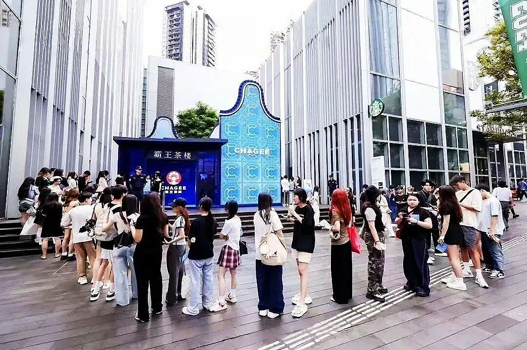 商业美陈 | 霸王茶姬周年快闪店缔造全城热点-肆墨美陈