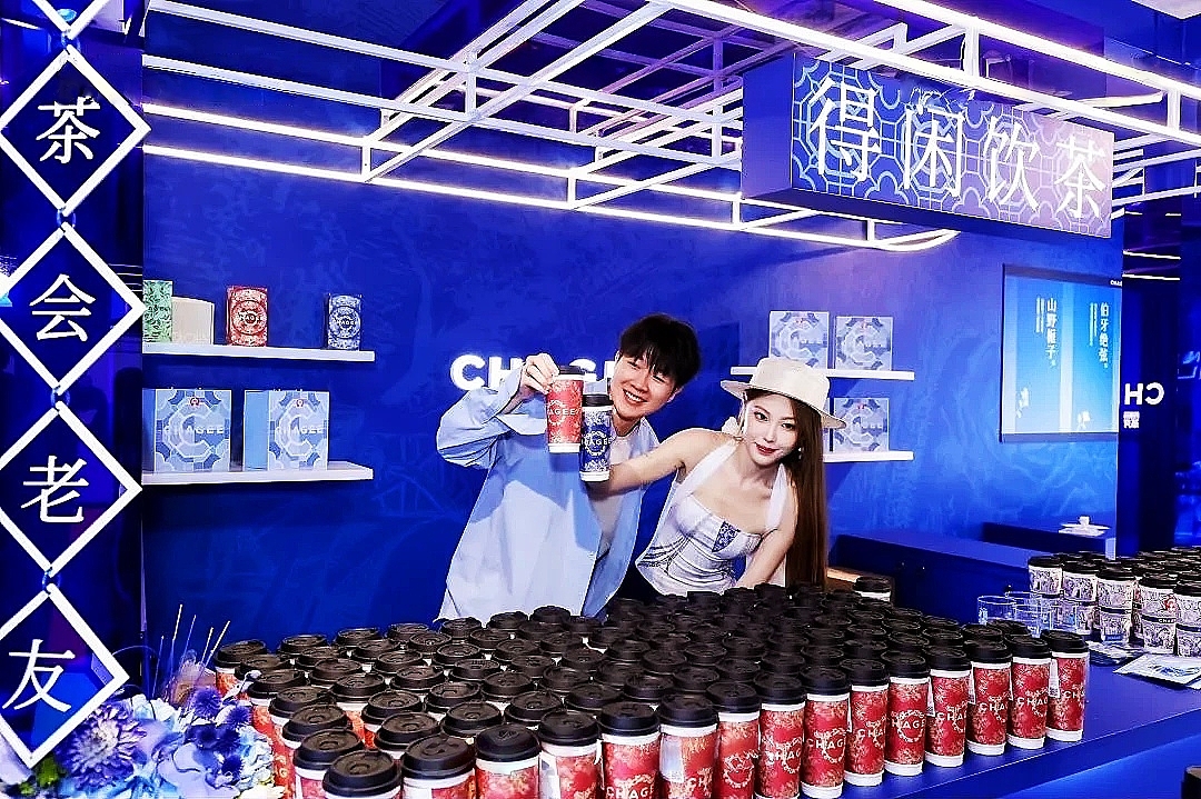商业美陈 | 霸王茶姬周年快闪店缔造全城热点-肆墨美陈