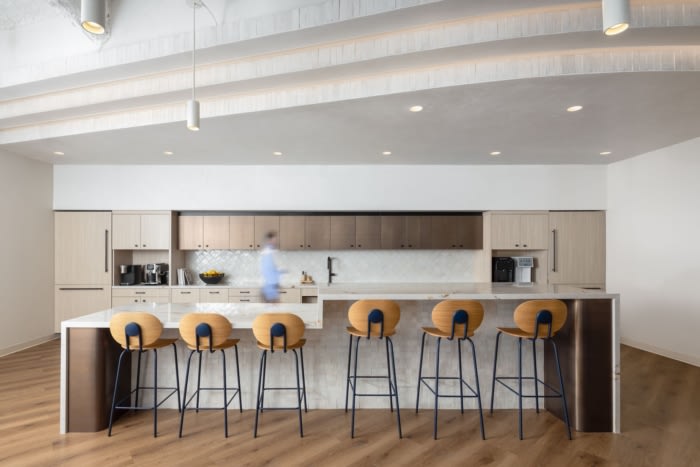 办公楼装修：开放式与私密区平衡 构建专注协作兼备的能源办公环境（图ZMTUyMTkzMjQ=） - 资讯 - 站酷设计师凯悦办公装修原创素材 - 站酷ZCOOL