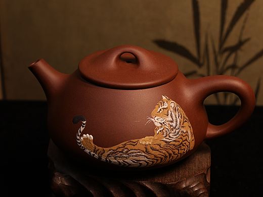 紫砂紫泥“双虎呈祥”工笔泥绘石瓢壶：匠心入魂，灵虎
