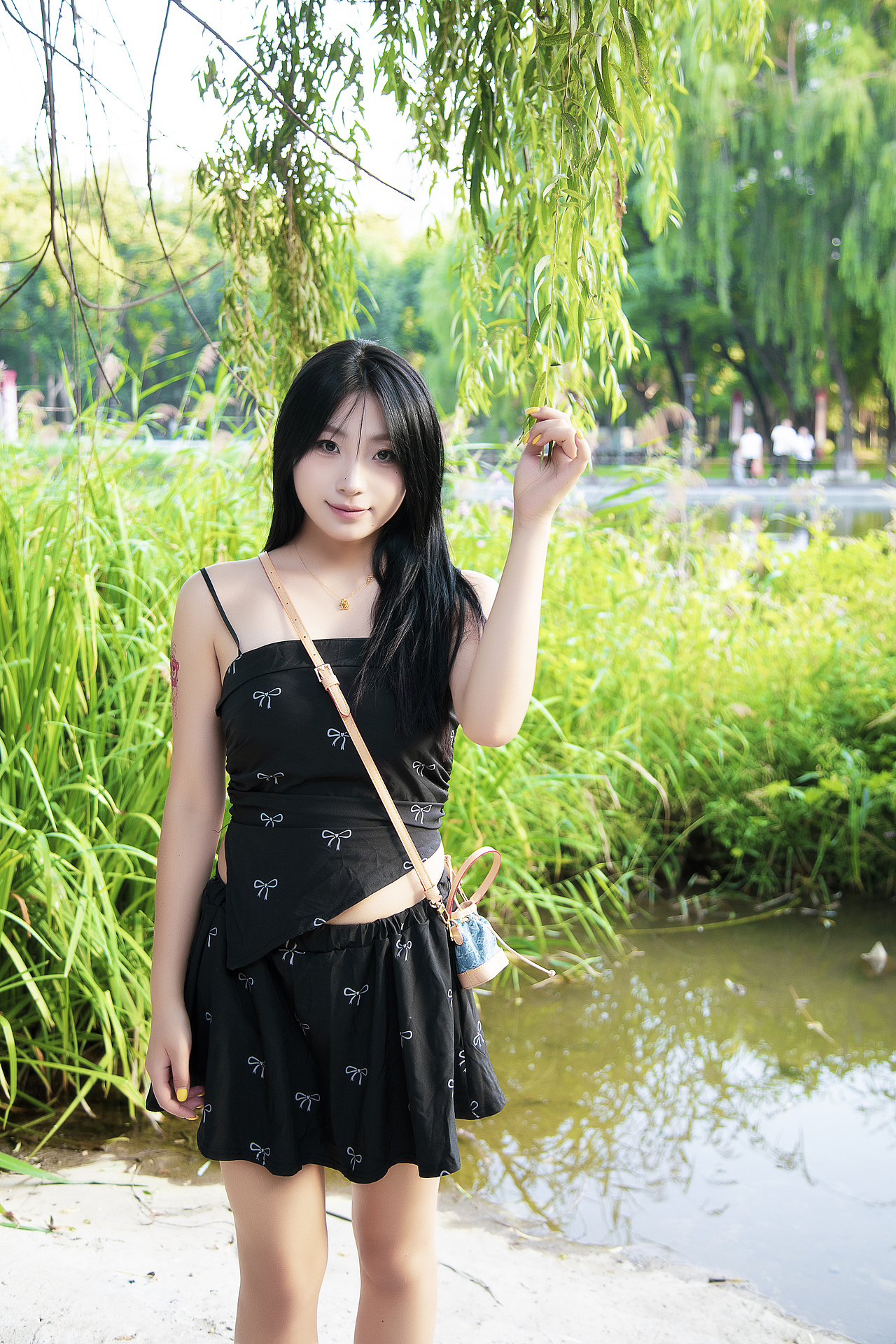 风拂荷叶群,摇出满池涟漪