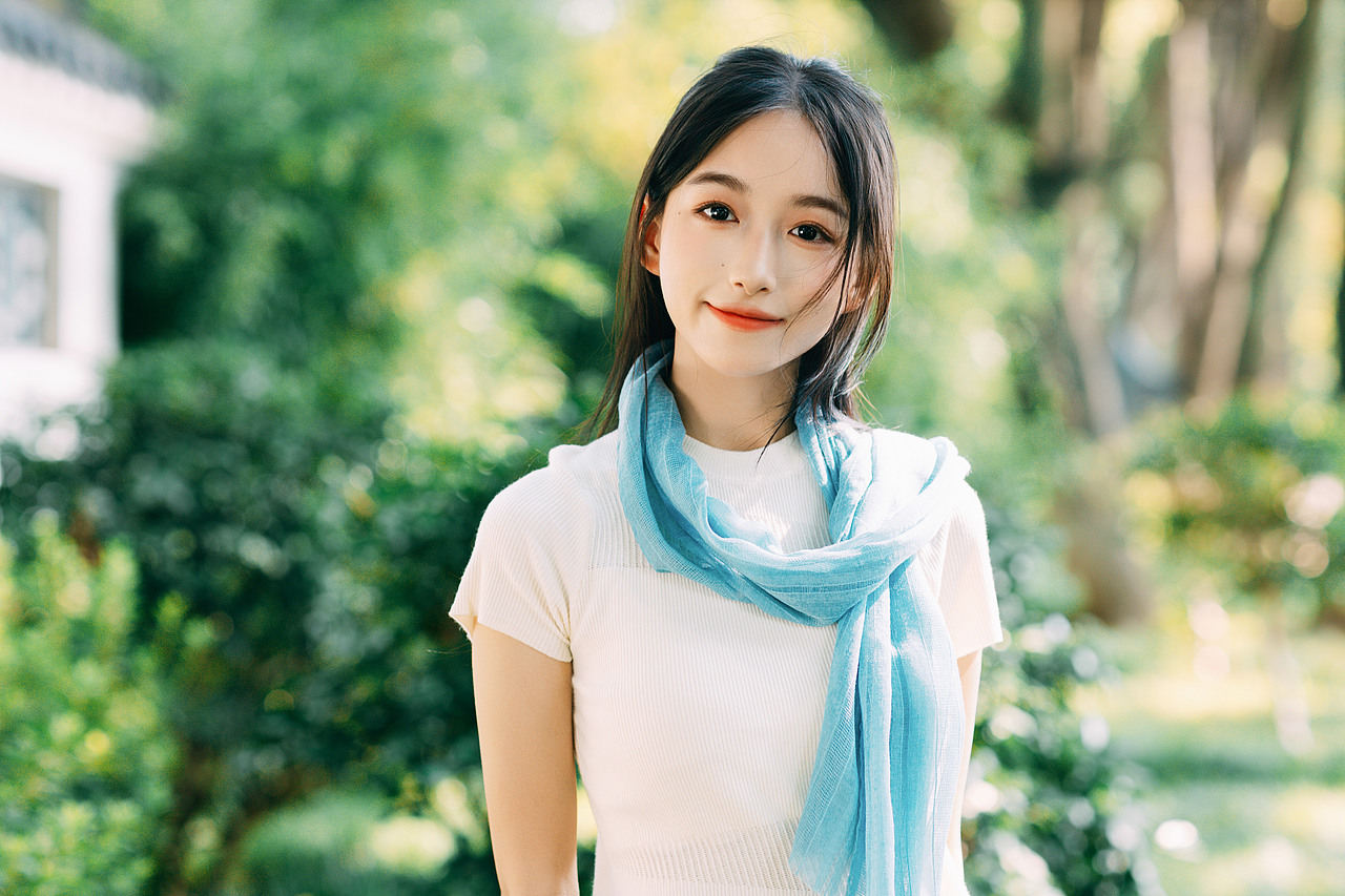 🍂 风绕蓝巾抚发梢（图ZMzk2NTI1NTE2） - 人像摄影 - 站酷设计师芥茉在拍照原创素材 - 站酷ZCOOL