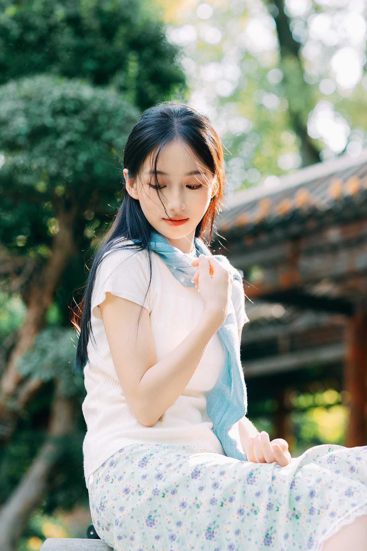 🍂 风绕蓝巾抚发梢（图ZMzk2NTI1NTI4） - 人像摄影 - 站酷设计师芥茉在拍照原创素材 - 站酷ZCOOL