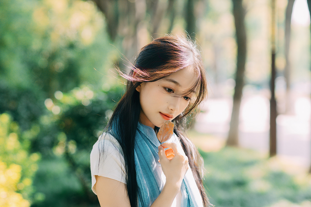 🍂 风绕蓝巾抚发梢（图ZMzk2NTI1NTQ0） - 人像摄影 - 站酷设计师芥茉在拍照原创素材 - 站酷ZCOOL