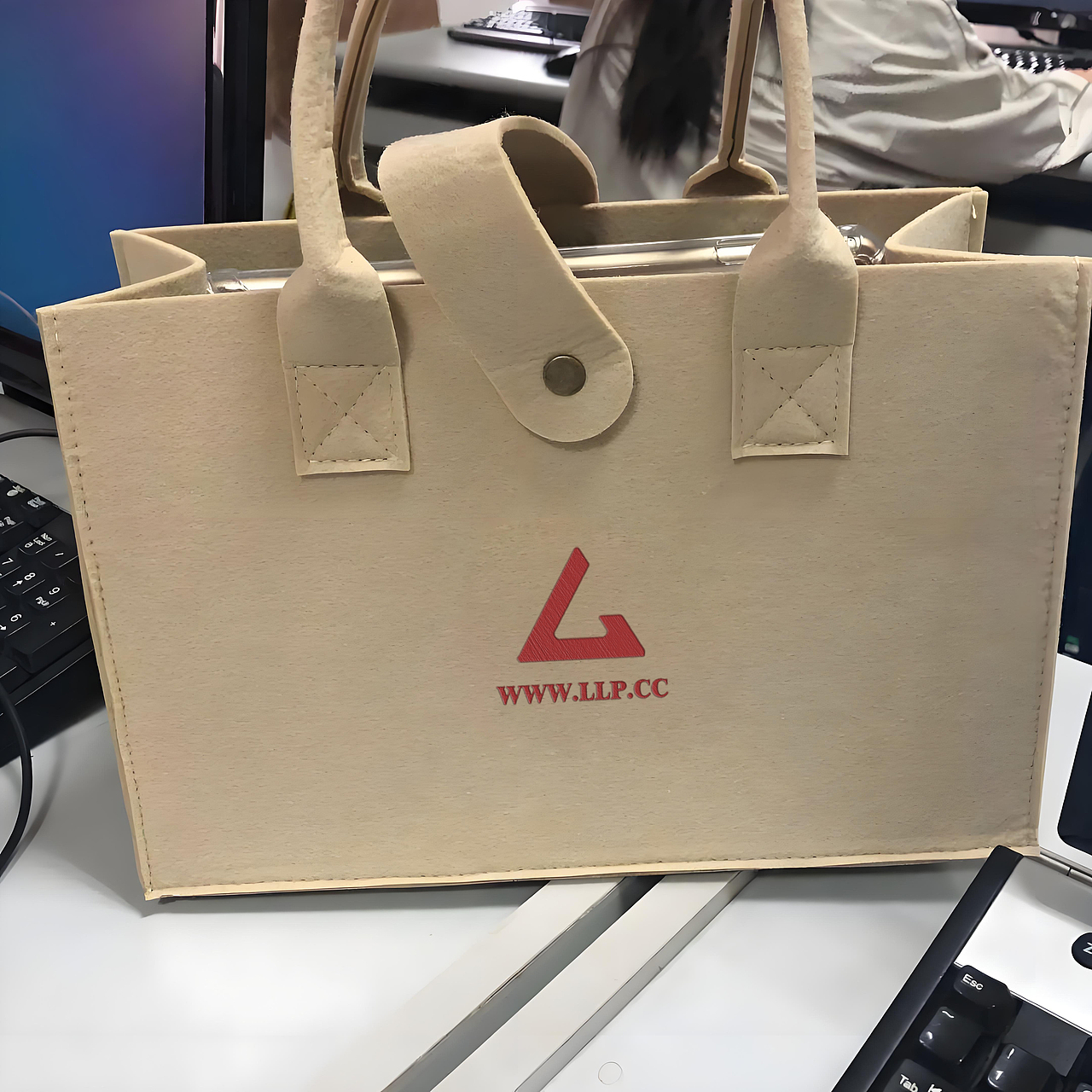 L创意Logo贴包效果图-梁乐平Logo设计