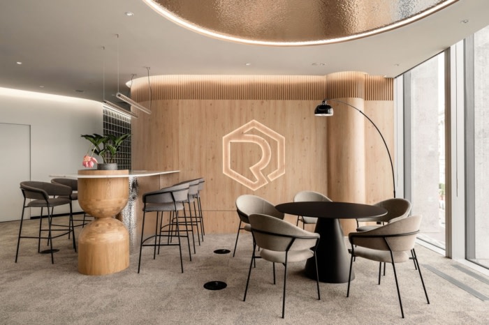 办公楼装修：反射美学贯穿设计 用光线节奏统一空间的视觉表达