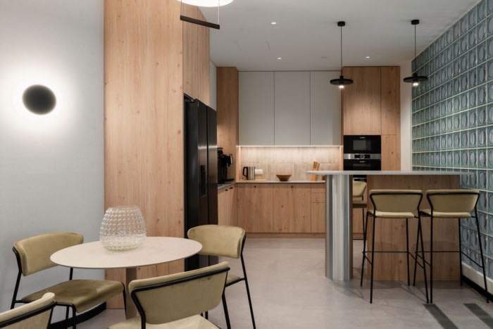 办公楼装修：反射美学贯穿设计 用光线节奏统一空间的视觉表达