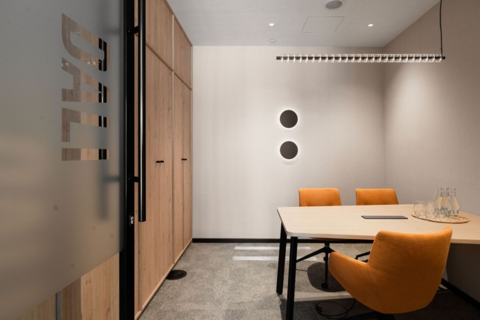 办公楼装修：反射美学贯穿设计 用光线节奏统一空间的视觉表达