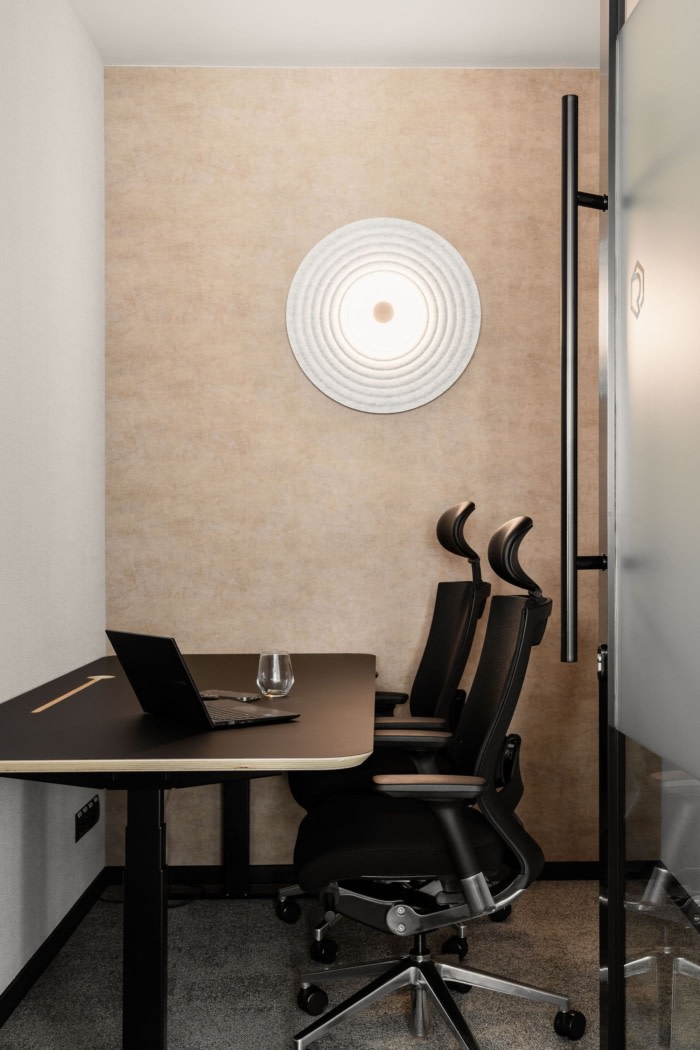 办公楼装修：反射美学贯穿设计 用光线节奏统一空间的视觉表达