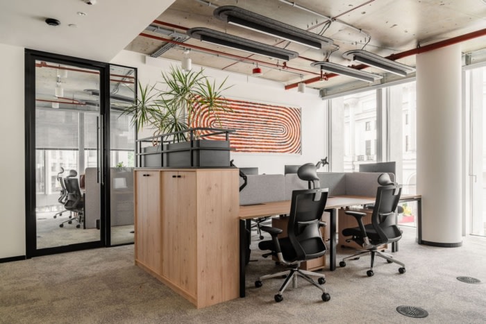 办公楼装修：反射美学贯穿设计 用光线节奏统一空间的视觉表达