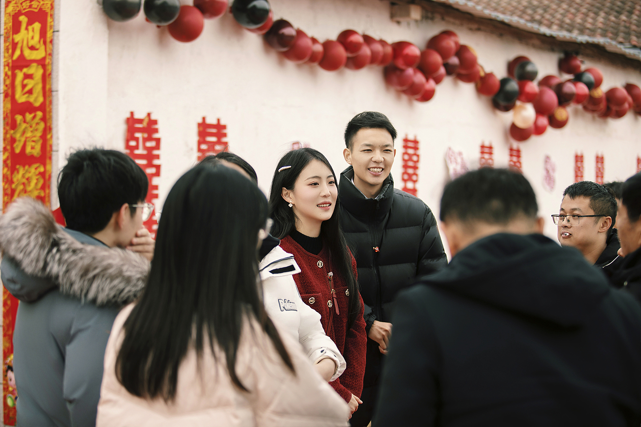 被亲朋好友祝福中