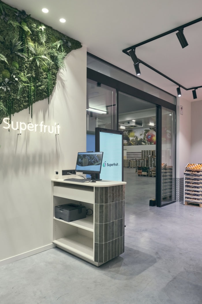 办公楼装修:柔和调色板与绿植点缀 打造非正式对话的轻松氛围